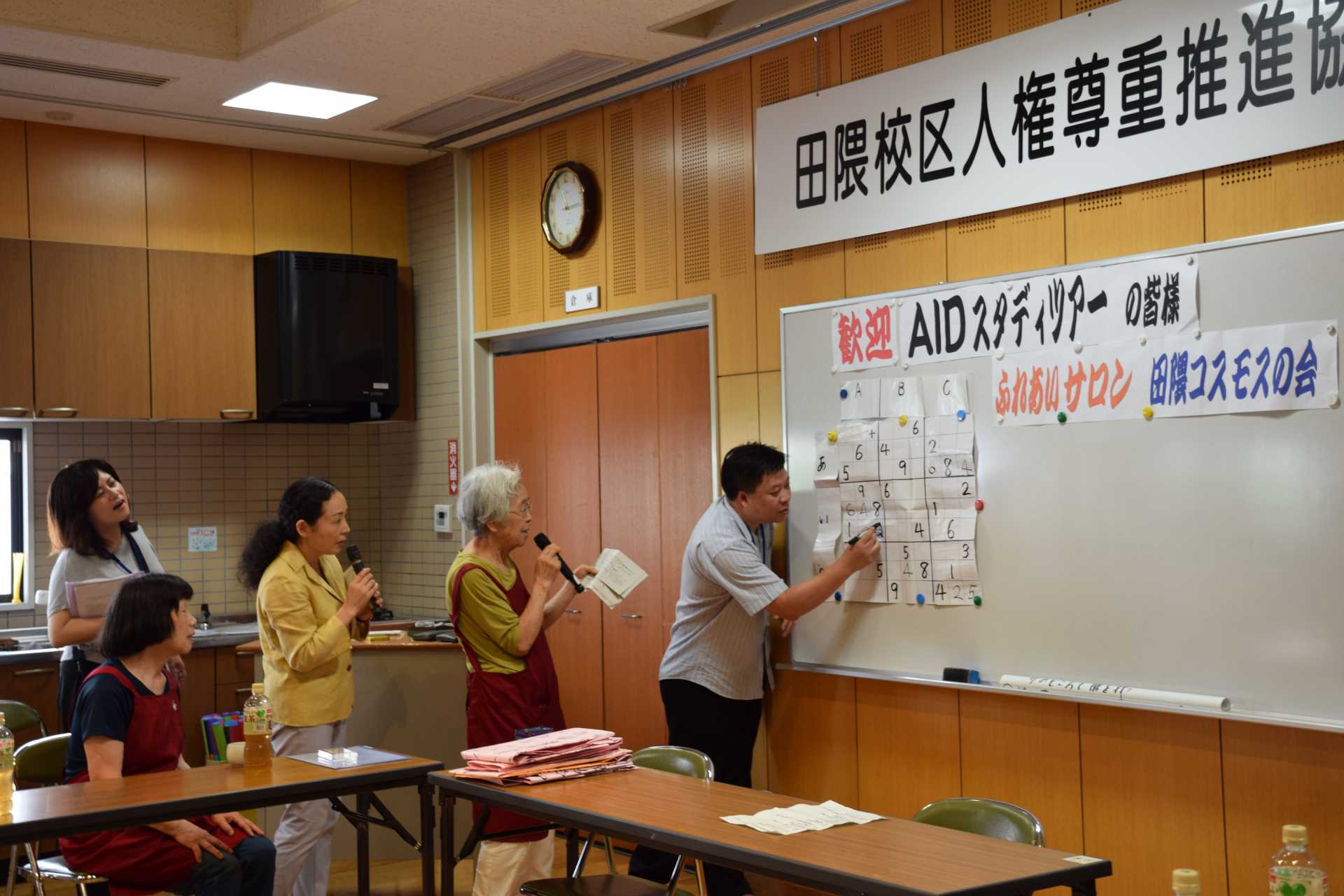 Participants from Thailand who visited “The Tanuki Cosmos Association” and played sudoku as a means of preventative nursing care (right photo)