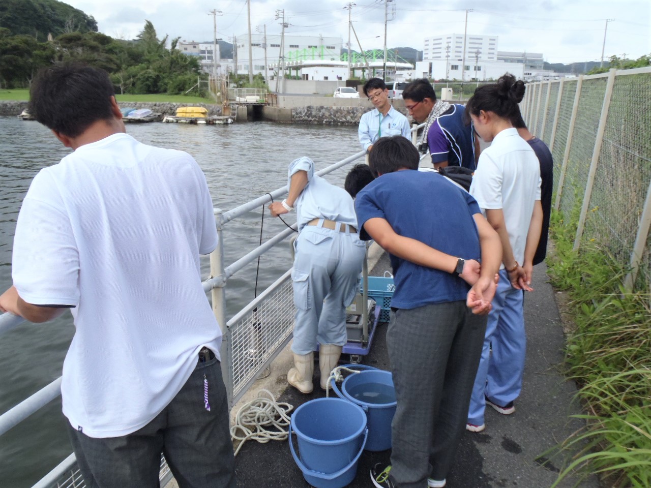 Measuring water temperature and pH as part of a coastal survey with students of Kanagawa Prefectural Marine Science High School (August 2017)