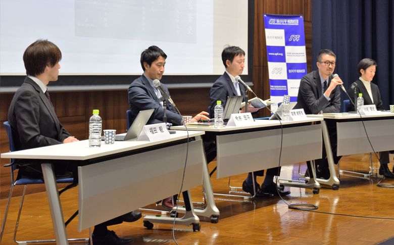 シンポジウムで、国際政治学と地域研究の協働について語る川名晋史准教授(右から2人目)ら
