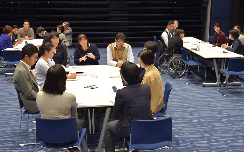 ワークショップでパネリストと討議