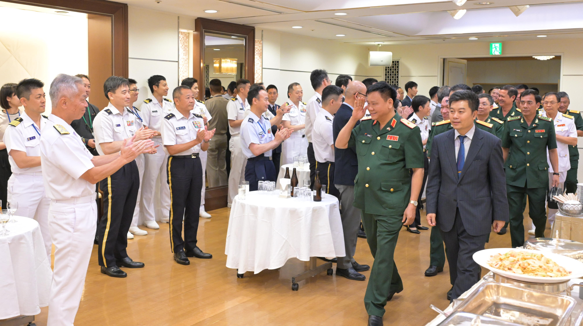 防衛省、自衛隊基地を訪れ意見交換<br><p>ベトナム人民軍の中堅幹部18人　相互理解と信頼醸成図る<br>日越佐官級交流