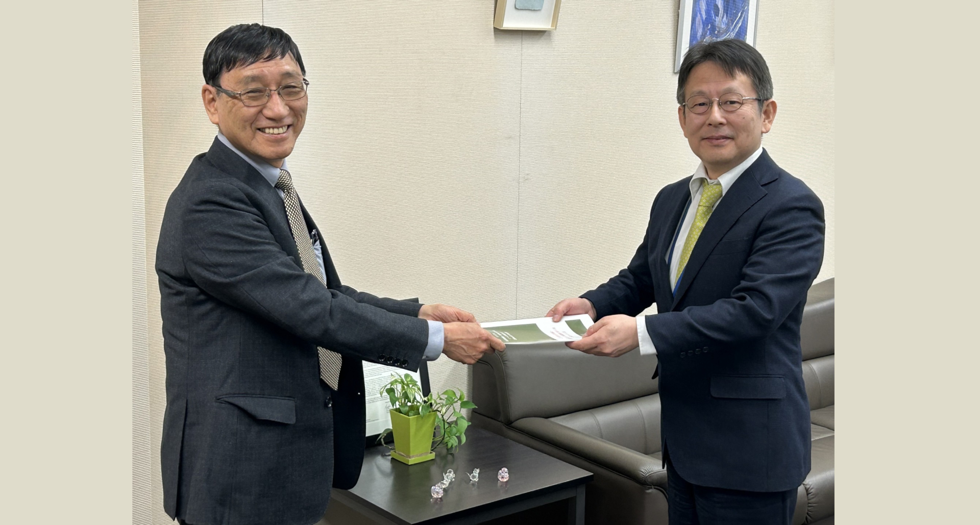 提言書『核リスクの低減と新たな核の軍備管理に向けた提言～被爆80年を迎えて～』を政府に手交しました