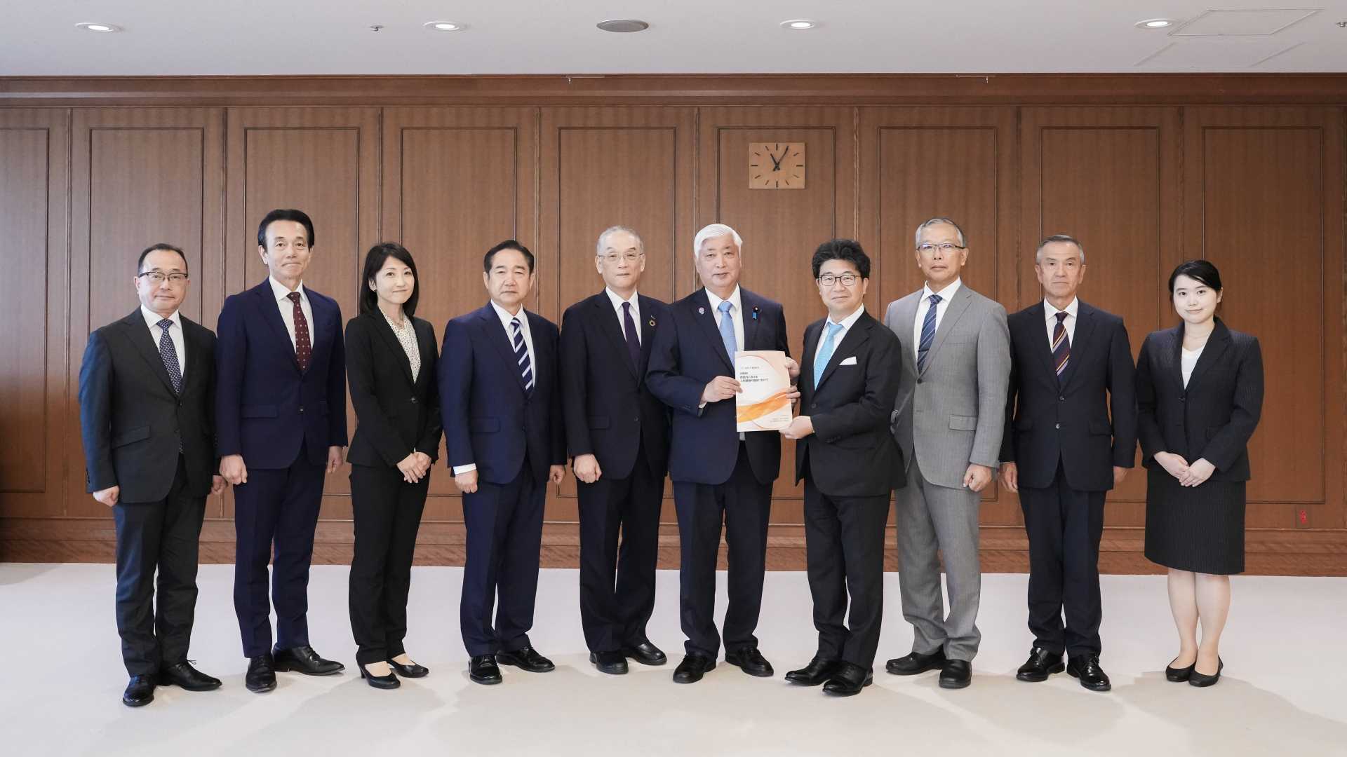 政策提言「防衛力における人的基盤の強化にむけて」を防衛大臣へ手交しました