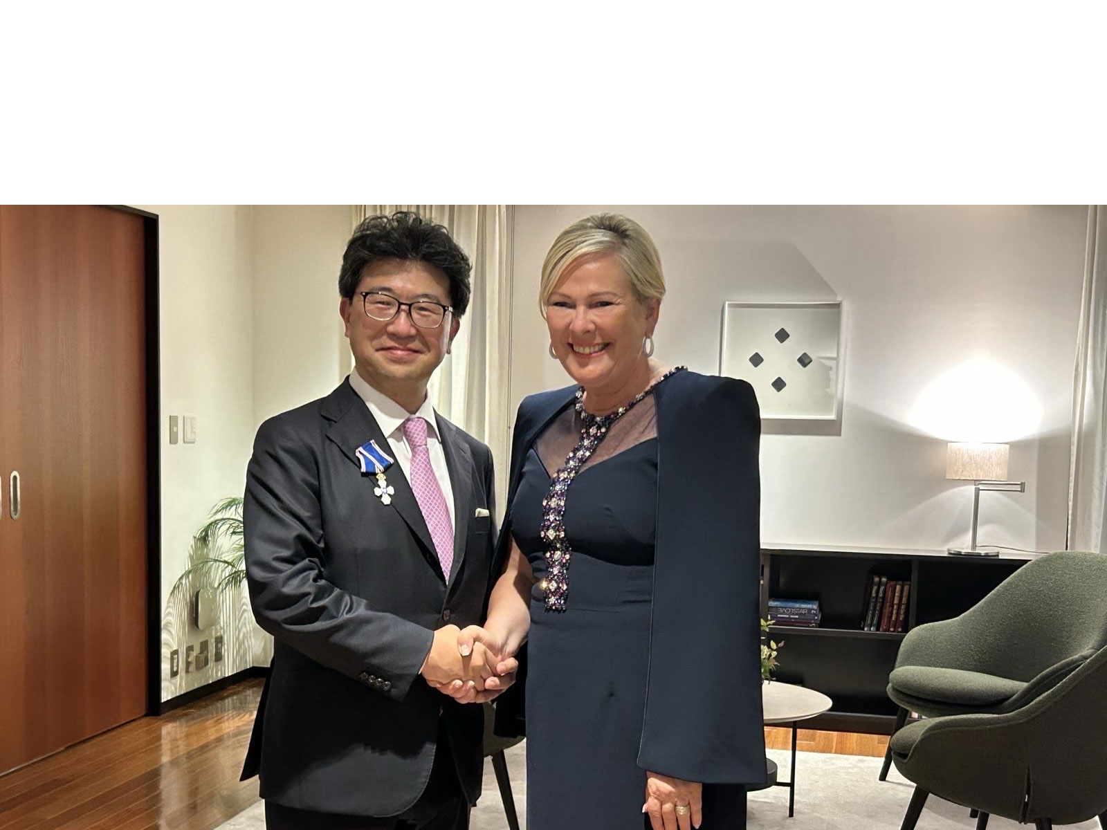 アイスランドの「ファルコン勲章」　角南篤理事長と上川陽子前外相に同時授与