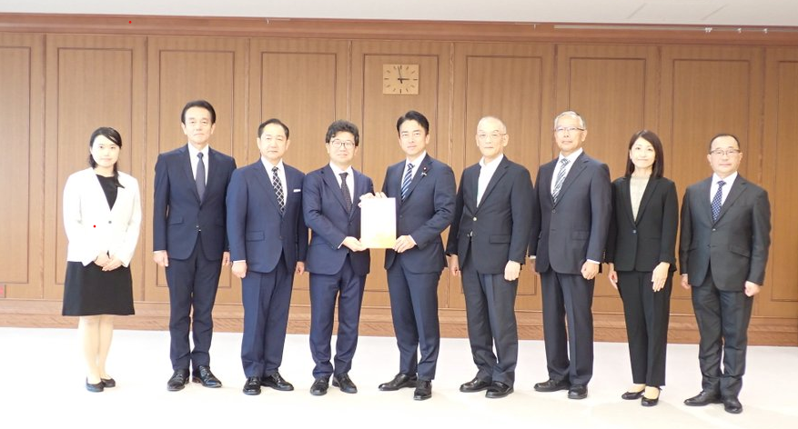 政策提言「新たな時代における国家安全保障モデル～防衛力の人的基盤強化の視点から～」を防衛大臣へ手交しました