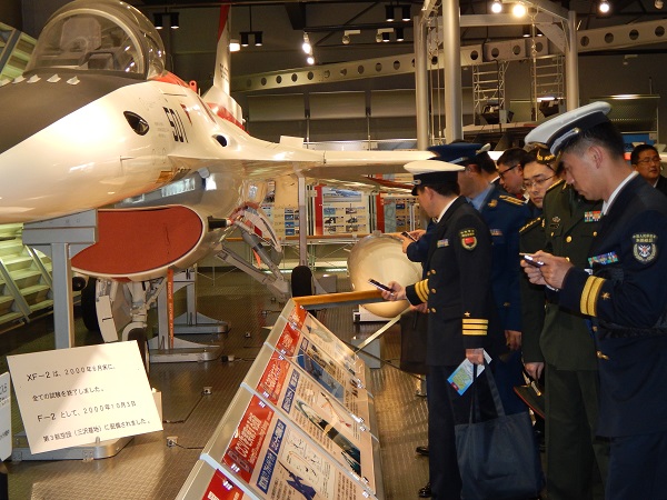 航空自衛隊の「浜松広報館」を見学する訪問団一行