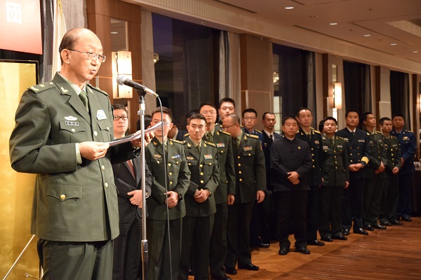 歓迎レセプションで、中国人民解放軍の訪問団一行を代表し挨拶する慈国巍団長（写真左）