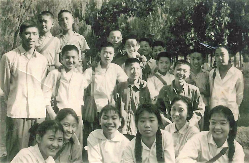 北京外国語学院付属外国語学校時代の胡一平（前列右から３人目）と、于展（最後列左から４人目）