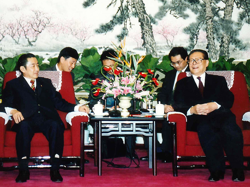 北京で会談した安全保障交流訪中団の橋本龍太郎前首相(当時)と、江沢民国家主席(右)。橋本の後ろが于展