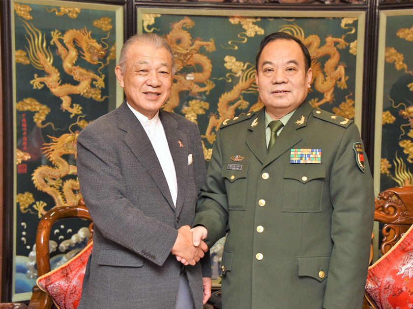 ２０１８年２月、佐官級交流の再開で合意した笹川陽平名誉会長（左）と、胡昌明主任（当時）
