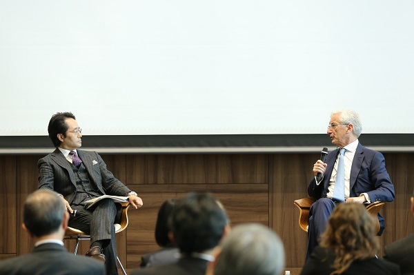 対談　西村陽一氏（朝日新聞社常務取締役）＝写真左＝、ロナルド・コーエン氏（GSG会長）