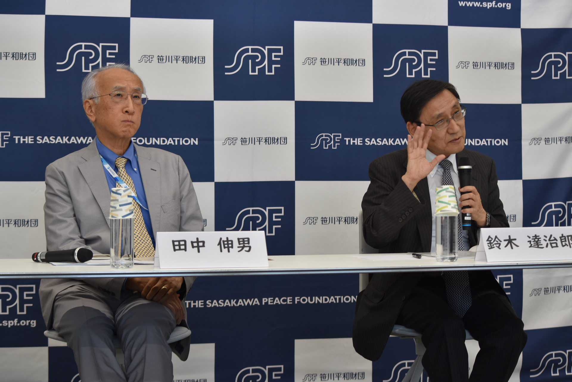 記者会見に臨んだ田中伸男会長（左）と、研究会座長で長崎大学核兵器廃絶研究センターの鈴木達治郎・副センター長