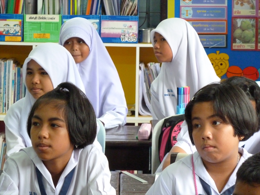 深南部にある学校では、イスラム教徒と仏教徒の子供たちが仲良く勉強していた (2012年6月)