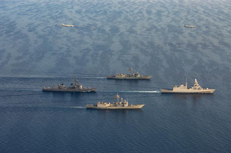 ソマリア欧州連合海軍部隊アタランタ作戦の軍艦と対潜哨戒機および日本の海上自衛隊船舶
