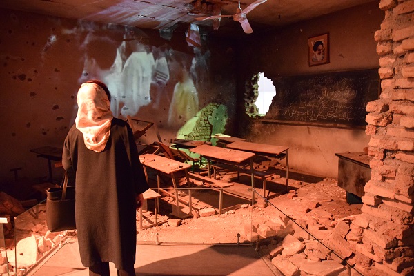 戦禍により破壊された教室を模した展示
