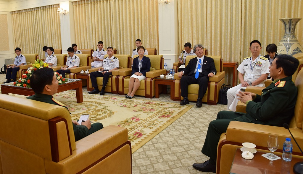 国防省でファン・バン・ザン人民軍総参謀長(右端)と会見する代表団