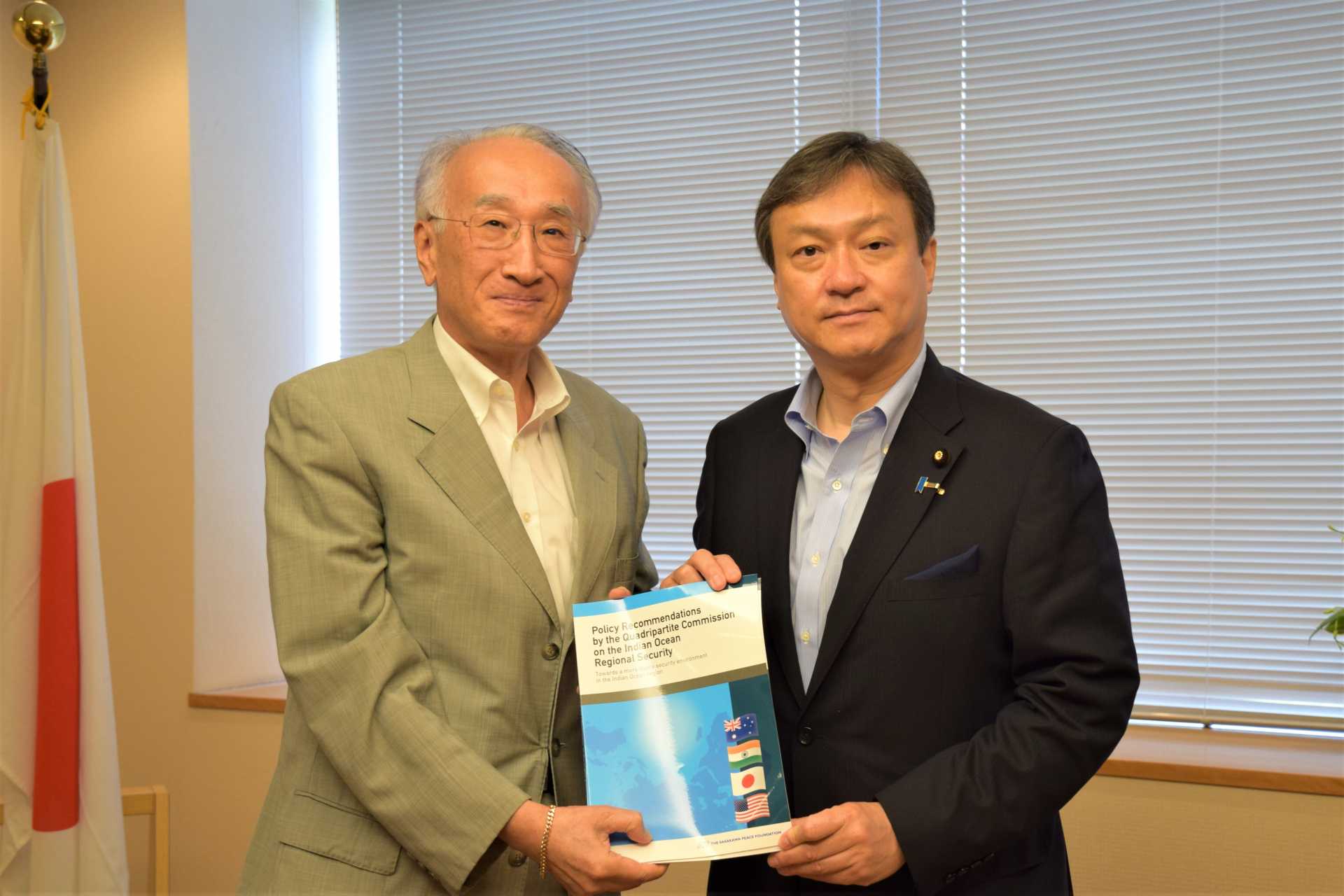 （左）笹川平和財団会長の田中伸男、堀井巌外務政務官