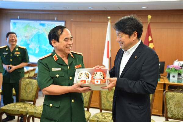 ホー・タイン・トゥ団長(写真左)らの表敬を受けた小野寺五典防衛相からは、ダルマが贈られた