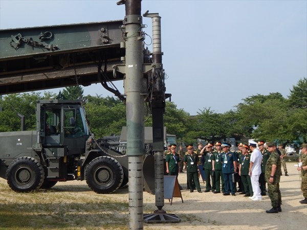 陸上自衛隊金沢駐屯地で、装備を視察する訪日団一行