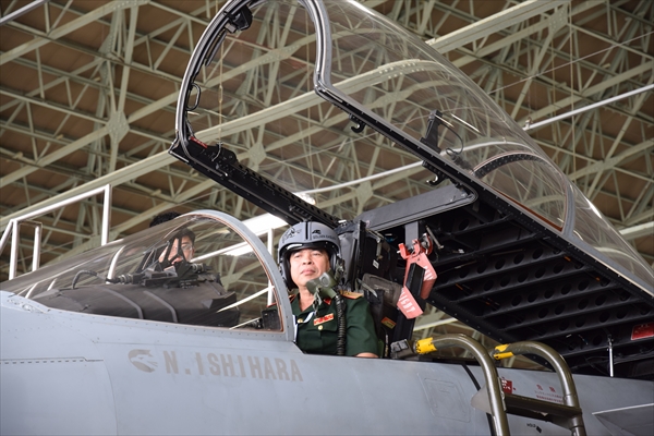 航空自衛隊小松基地で、F15戦闘機のコックピットに乗り込んだホー・タイン・トゥ団長