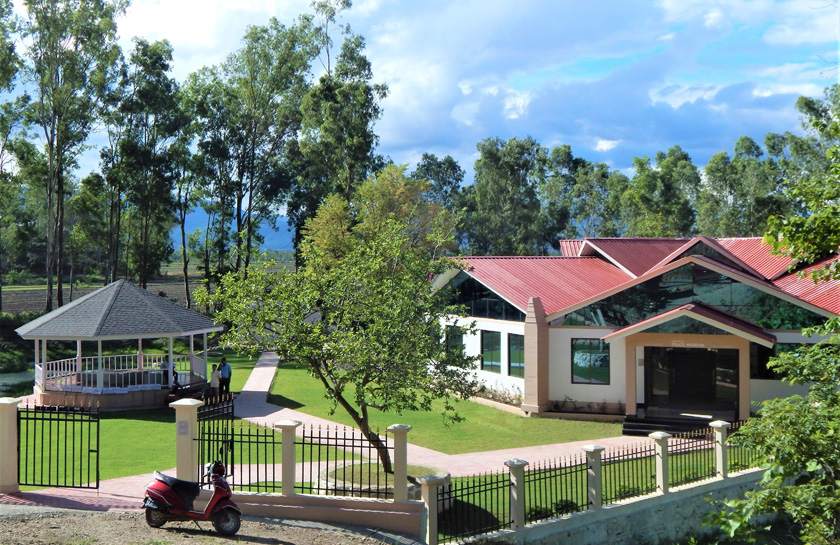 「レッドヒル」の麓に建つインパール平和資料館