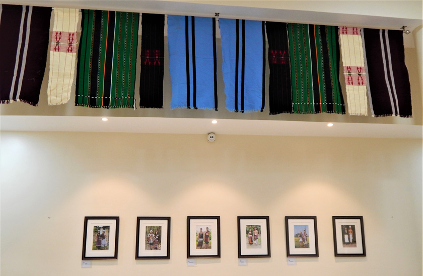 中央ホールを彩る諸民族の写真と、カラフルな民族衣装の布