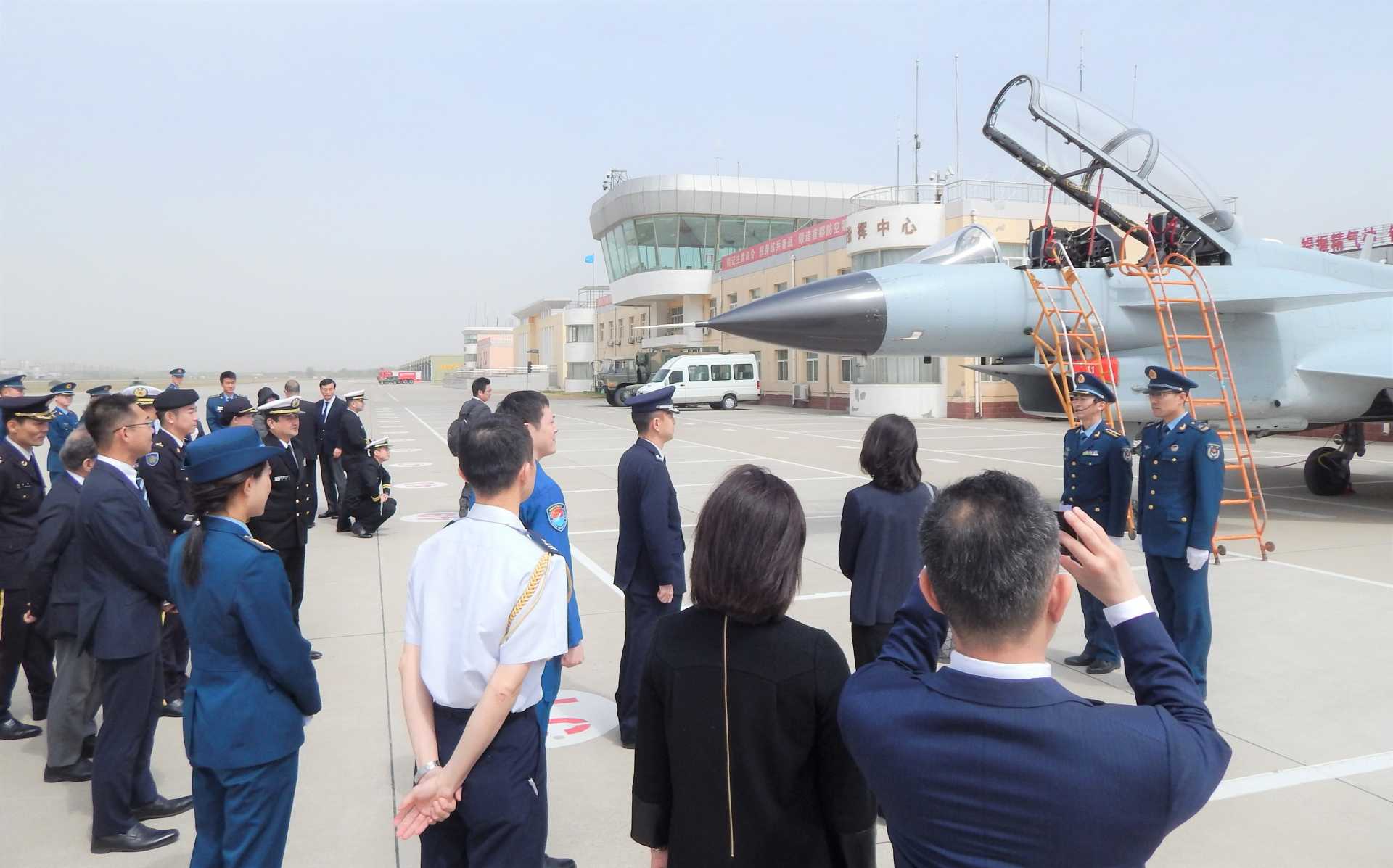 空軍航空兵第72旅団でJ-10を視察する代表団