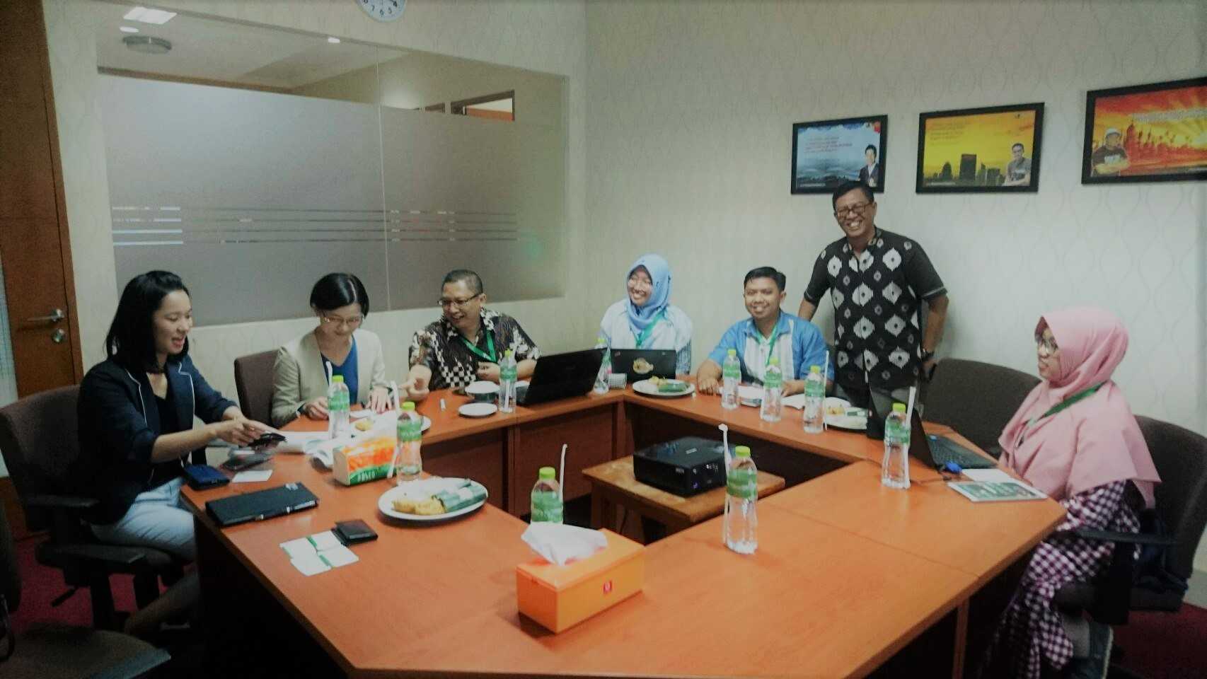 （画像）２０１７年１０月、インドネシアのジャカルタで、アジア域内の重要課題と日本の役割を見極めるため、アジアの人口動態事業グループ研究員、林茉里子（左）とともに有識者にインタビューする岡本
