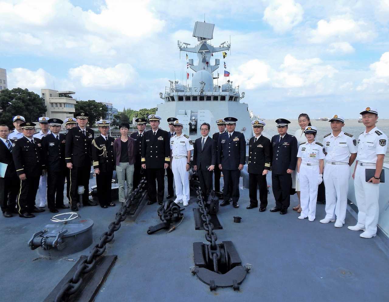 （画像）東部戦区海軍上海基地でミサイル・フリゲート艦「荊州」に乗艦した代表団