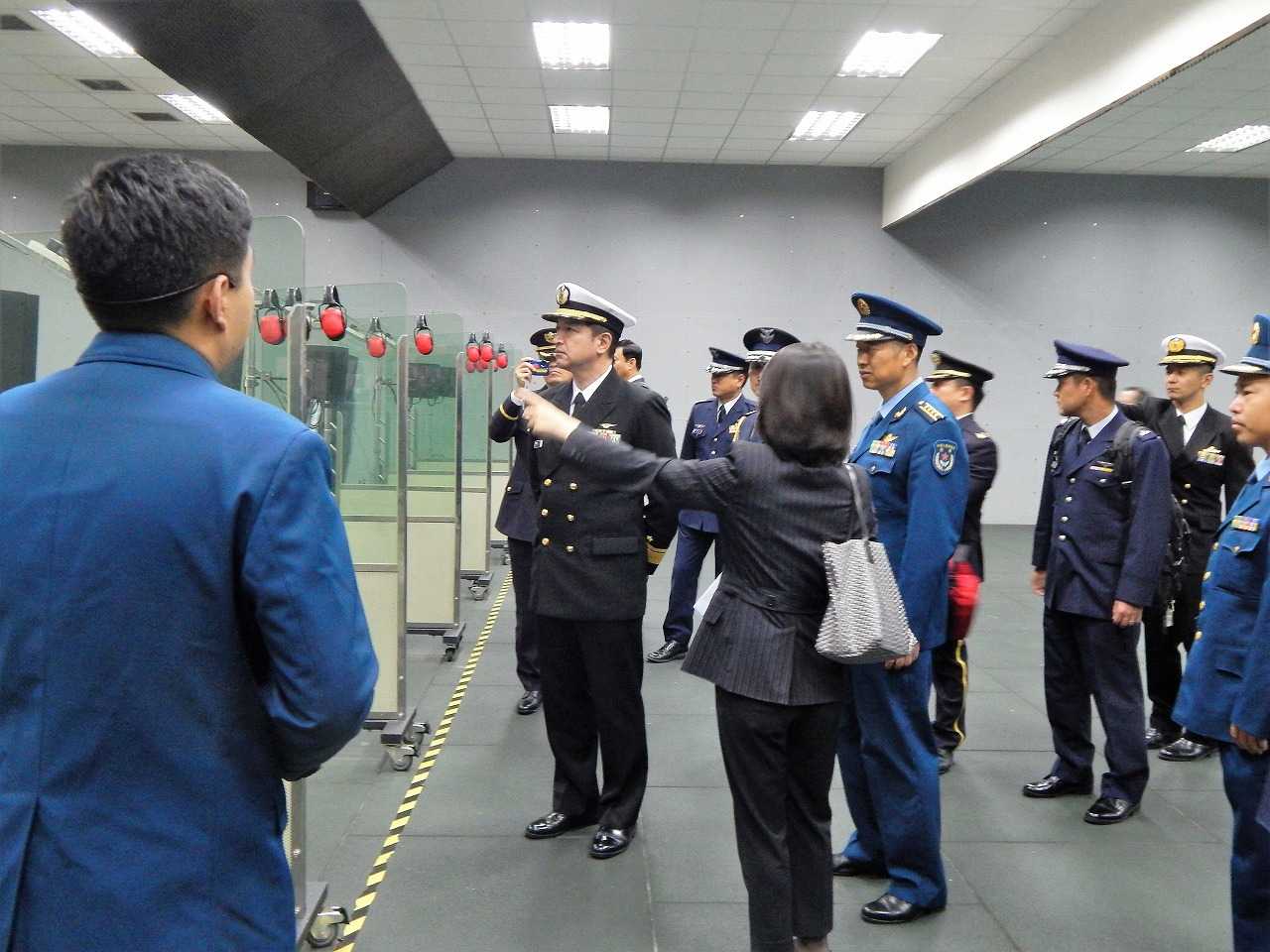 （画像）中国人民解放軍の空軍航空学校で、射撃訓練を視察する代表団