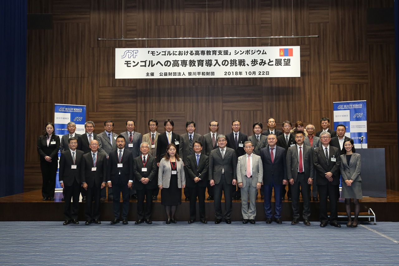 写真)シンポジウムの参加者たち。高専教育の導入に尽力してきた