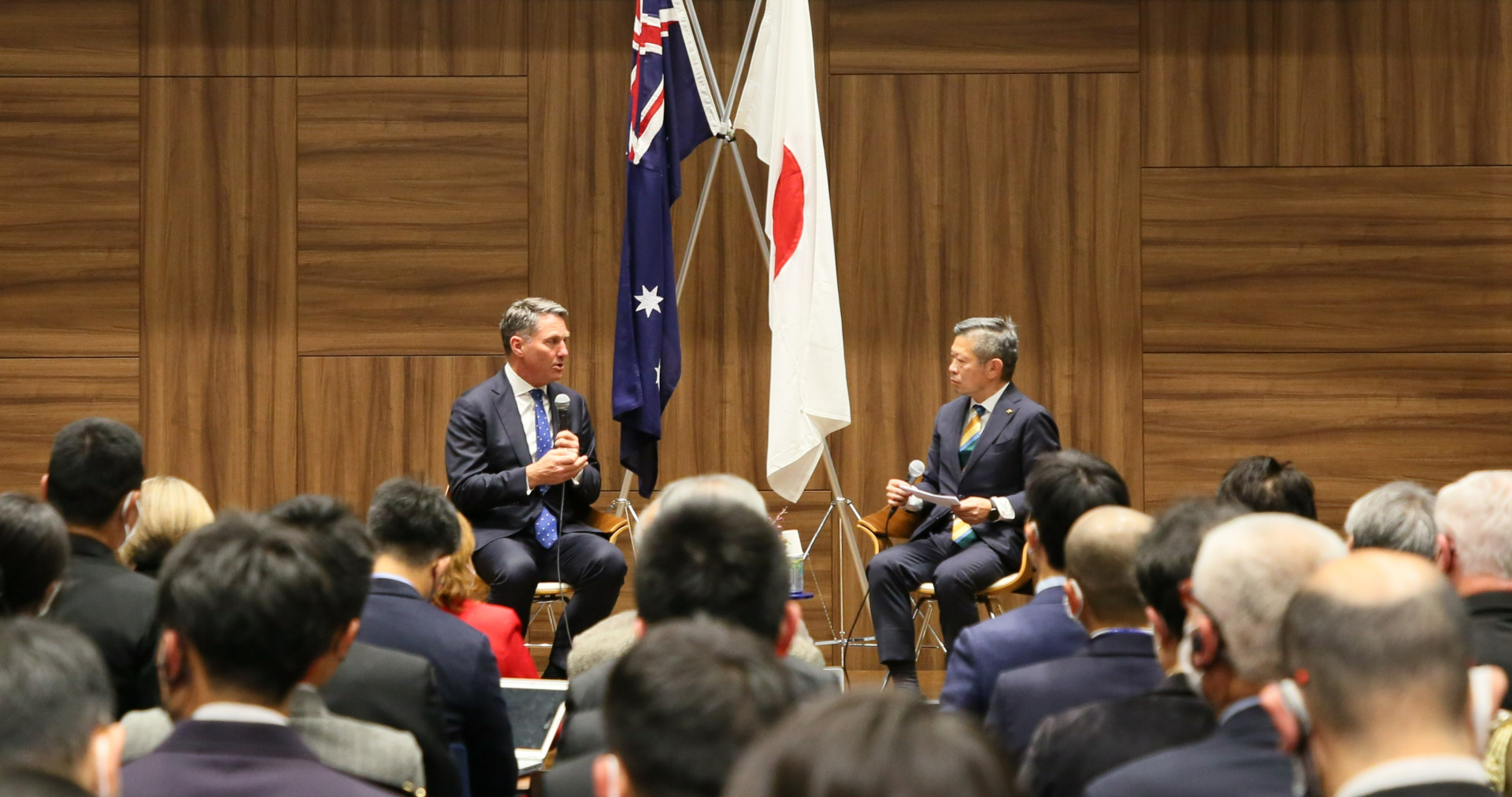 対談中のマールズ豪副首相兼国防大臣（左）と阪口秀笹川平和財団海洋政策研究所長