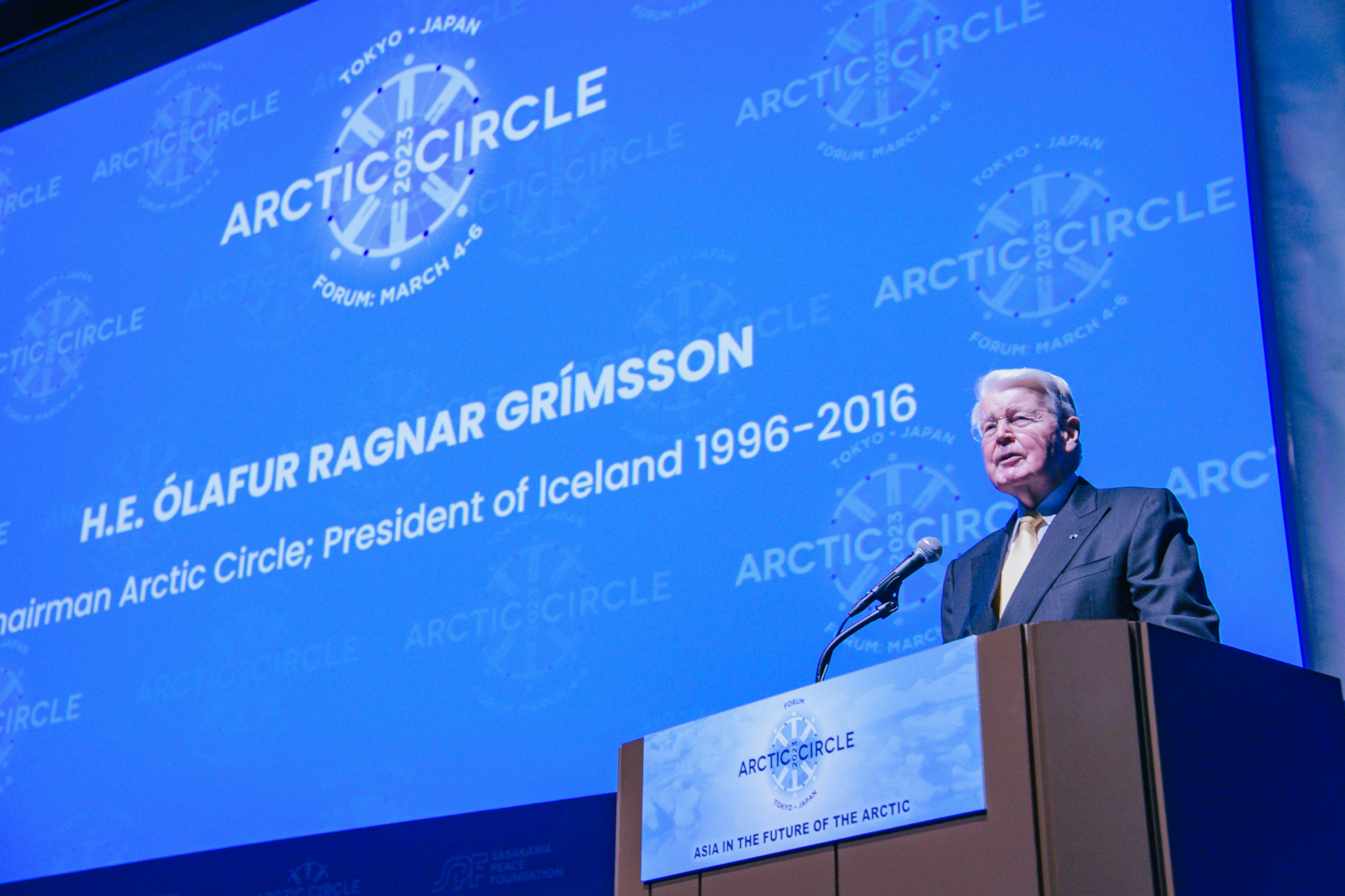 オーブニングセッションでスピーチするオラフル・ラグナル・グリムソン北極サークル議長