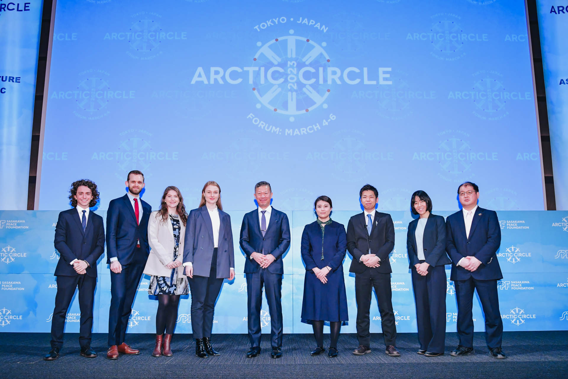 （写真左から）北極サークル事務局メンバー、OPRI阪口秀所長、OPRIメンバー