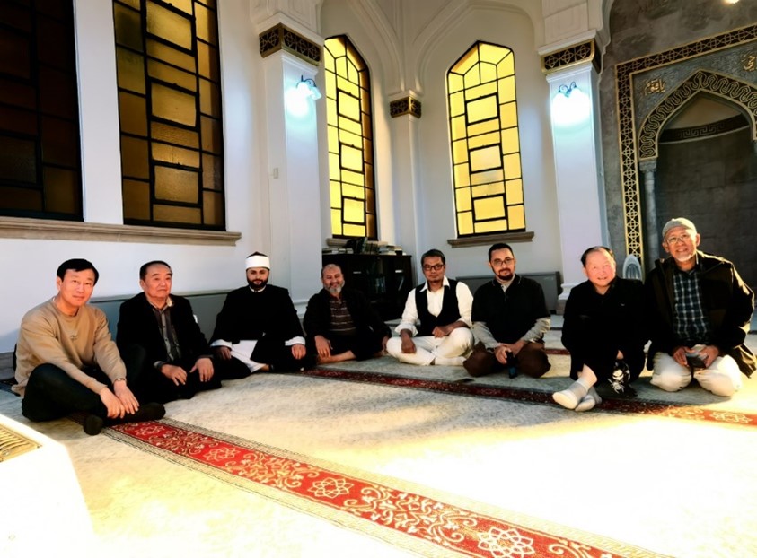 神戸ムスリムモスクで礼拝者たちと交流