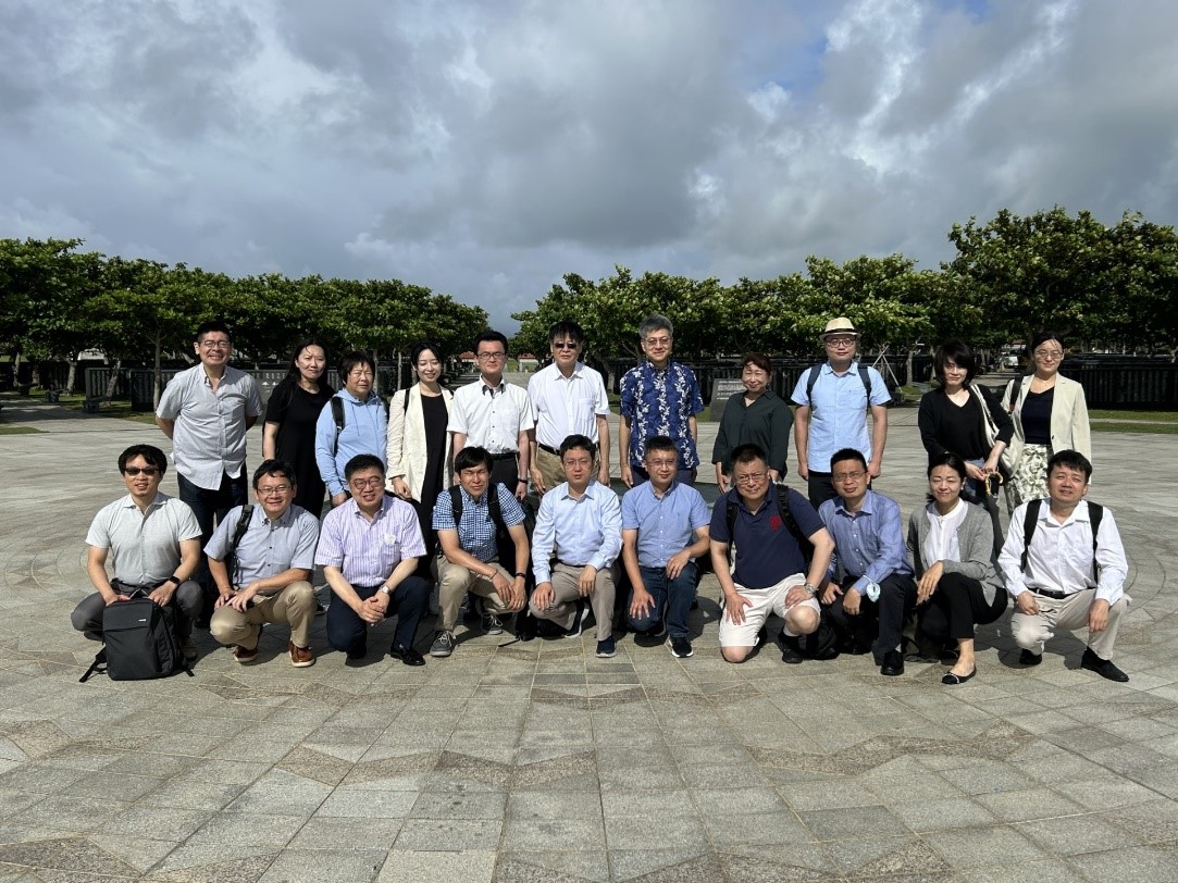 日中の国際関係学者が沖縄県営平和祈念公園を訪問（7月18日）
