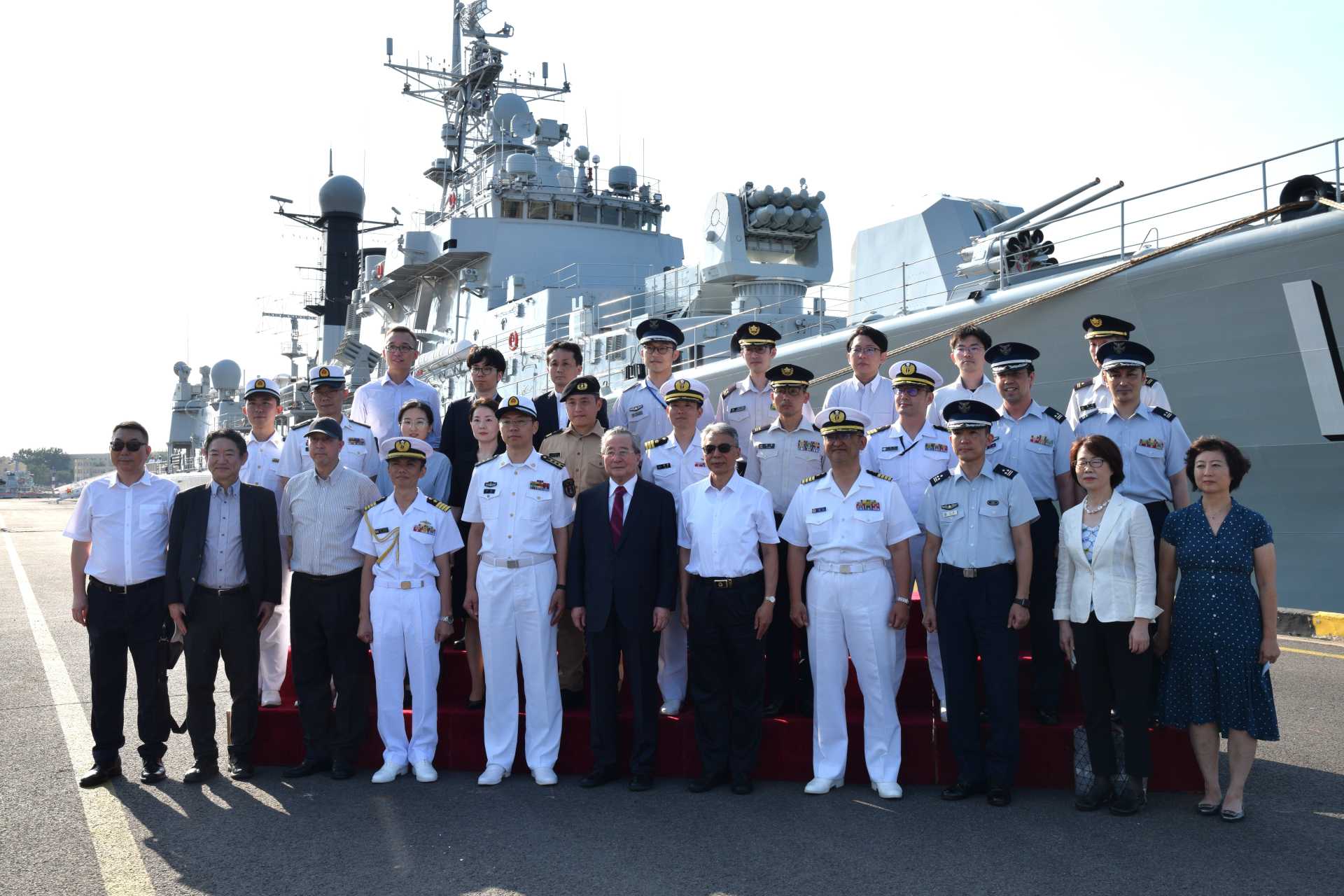 中国北海艦隊青島基地にてミサイル駆逐艦「ハルビン」を視察（７月19日）