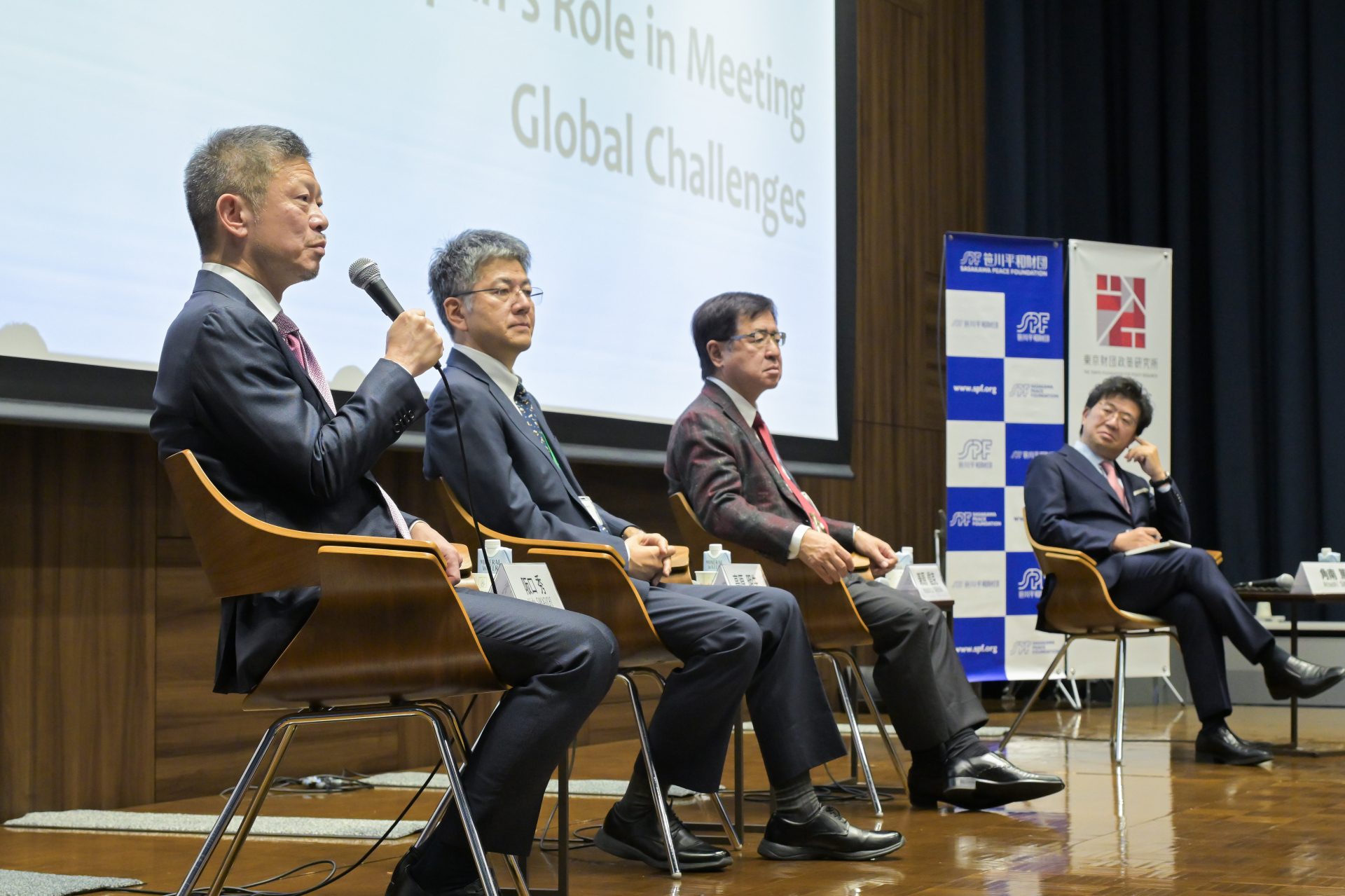 （写真左から）阪口秀常務理事、高原明生理事、兼原信克常務理事、角南理事長