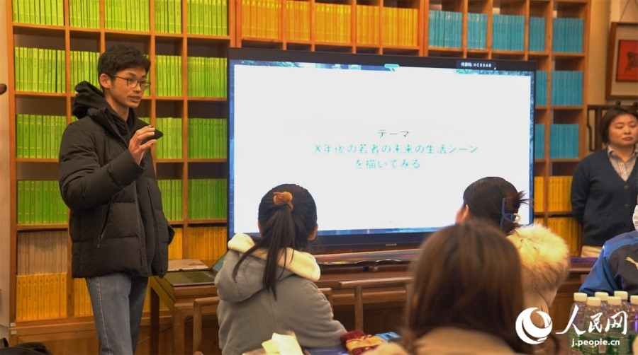ワークショップの流れについて説明する学生運営メンバーの豊嶋駿介さん（写真一番左、撮影・袁蒙）。