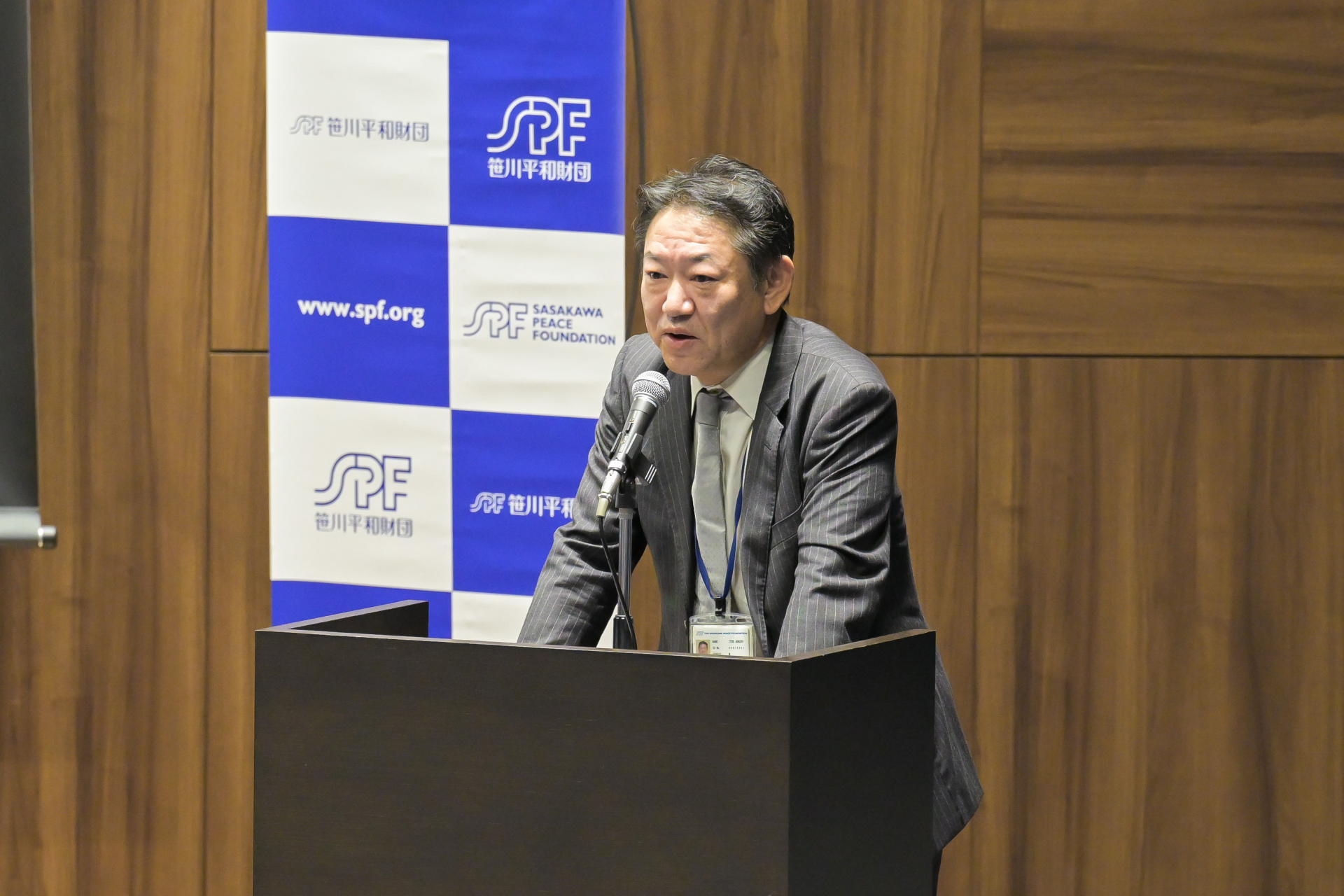 アジアと日本における多文化理解を支援する財団の取り組みを紹介する安達一常務理事