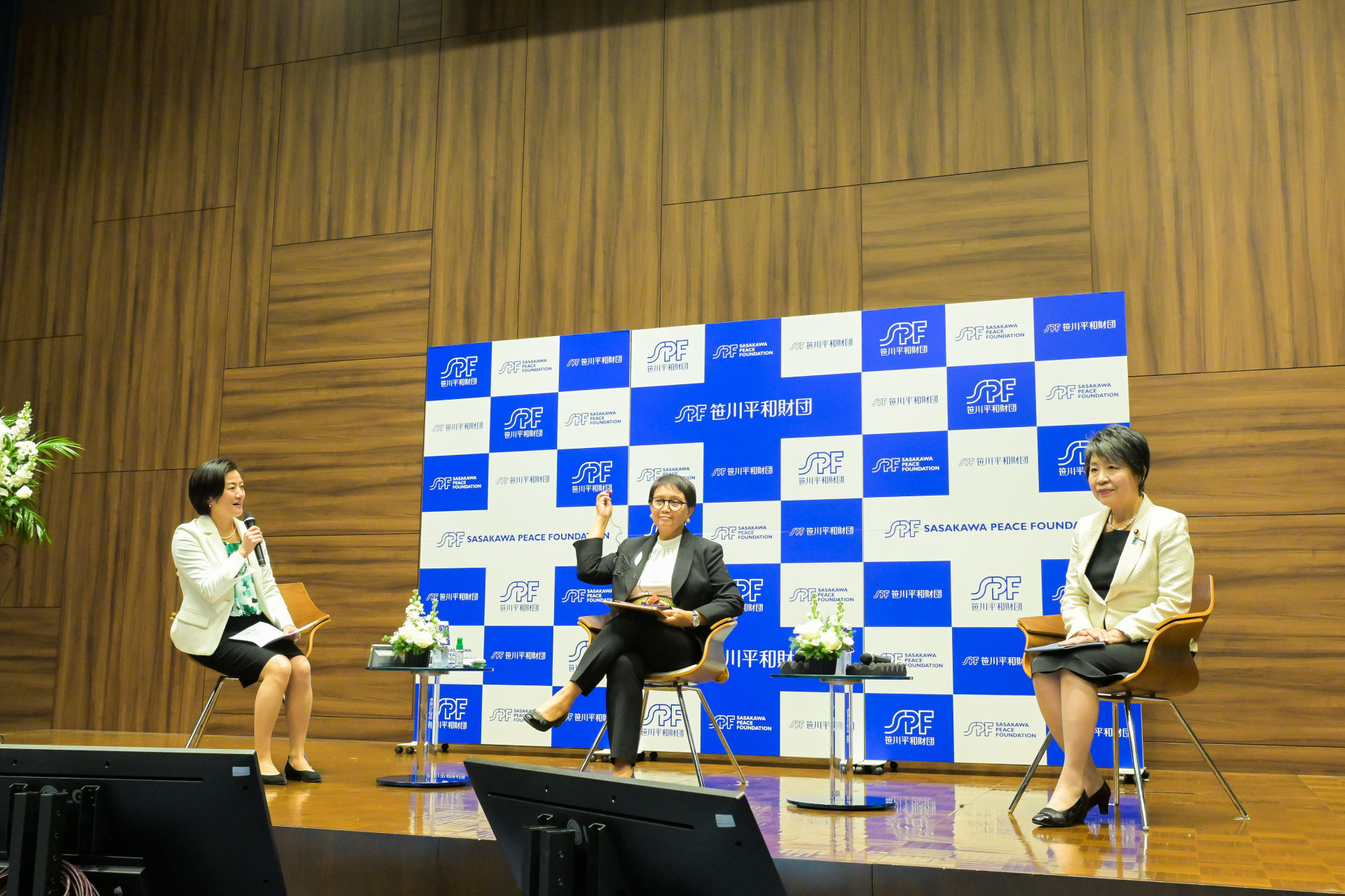 WPSの重要性などについて語る上川陽子外相（写真右）とインドネシアのルトノ・マルスディ外相（写真中央）。モデレーターは平和構築支援グループの堀場明子主任研究員（写真左）