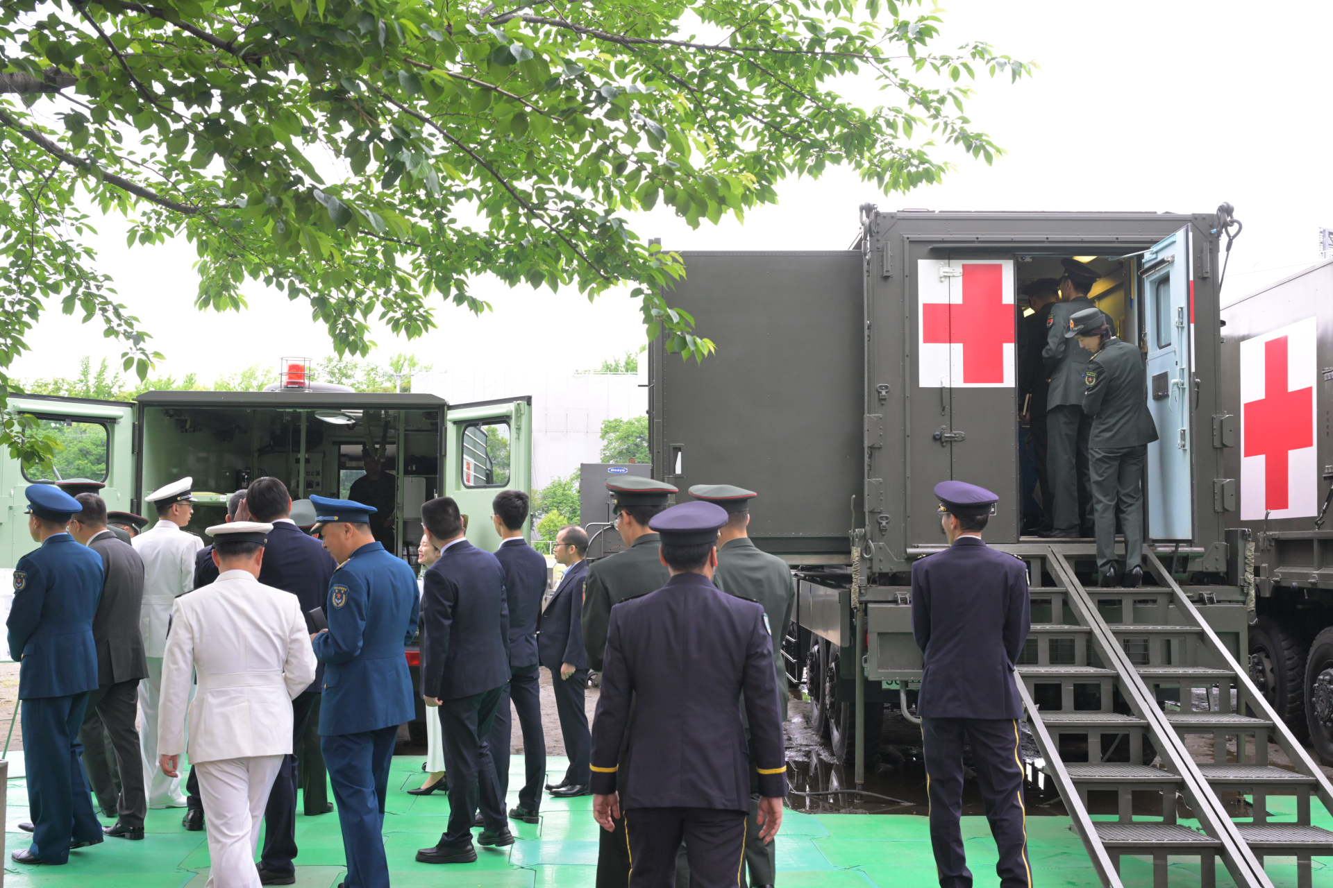 陸上自衛隊衛生学校では野外手術システム（右）などが展示された
