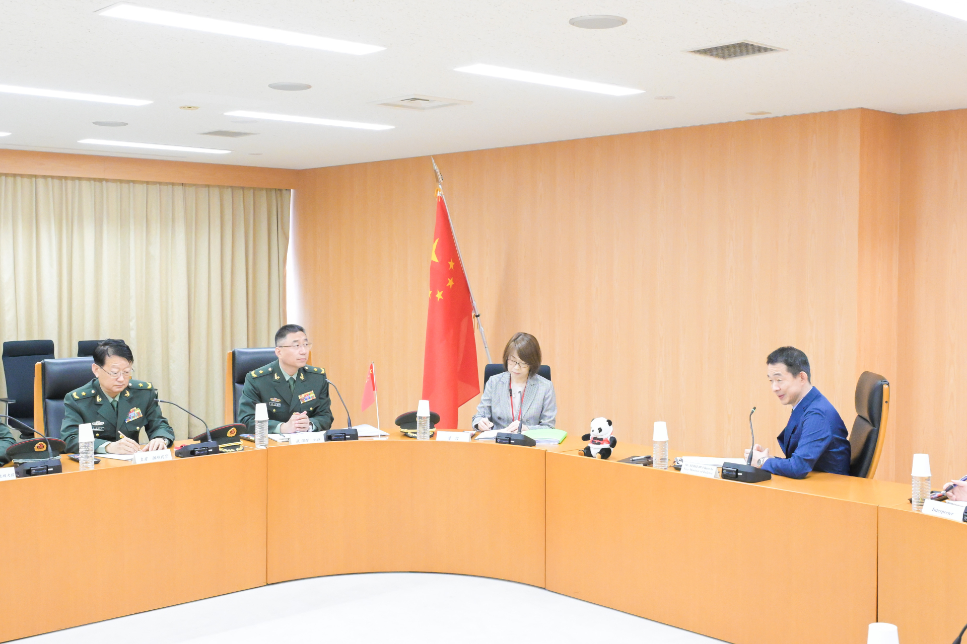 芹澤清防衛審議官（右）を表敬訪問した訪日団