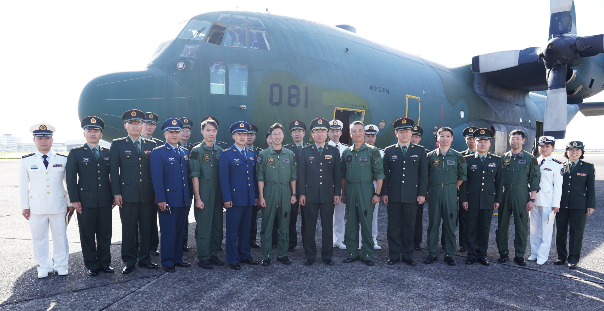 C-130—H輸送機を見学した訪日団