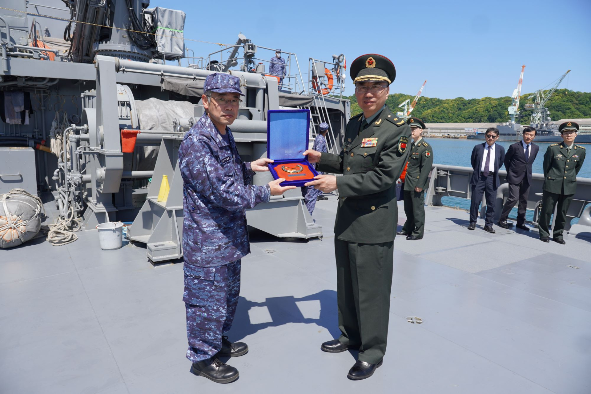 多用途支援艦「ひうち」の甲板上で