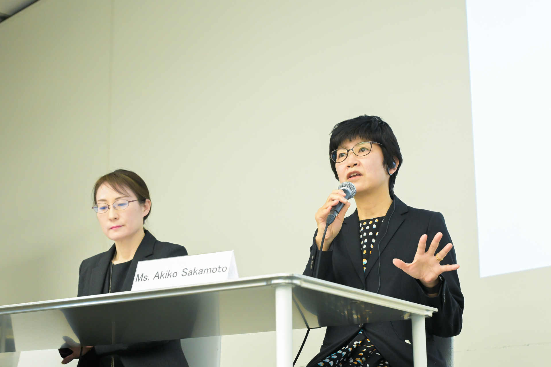 左からSPF前川美湖、　　　　　　　　日本GIF坂本晶子氏