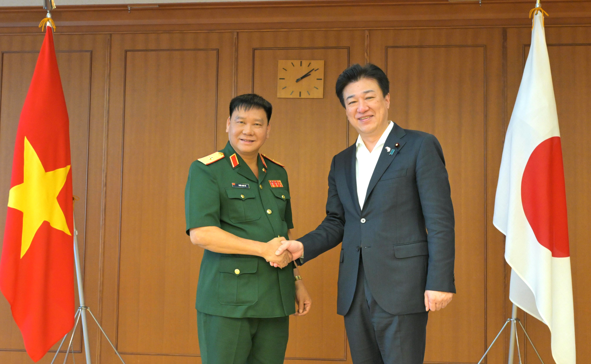 木原防衛大臣（写真右）を表敬訪問し、握手を交わすチャン・アイン・ズ団長