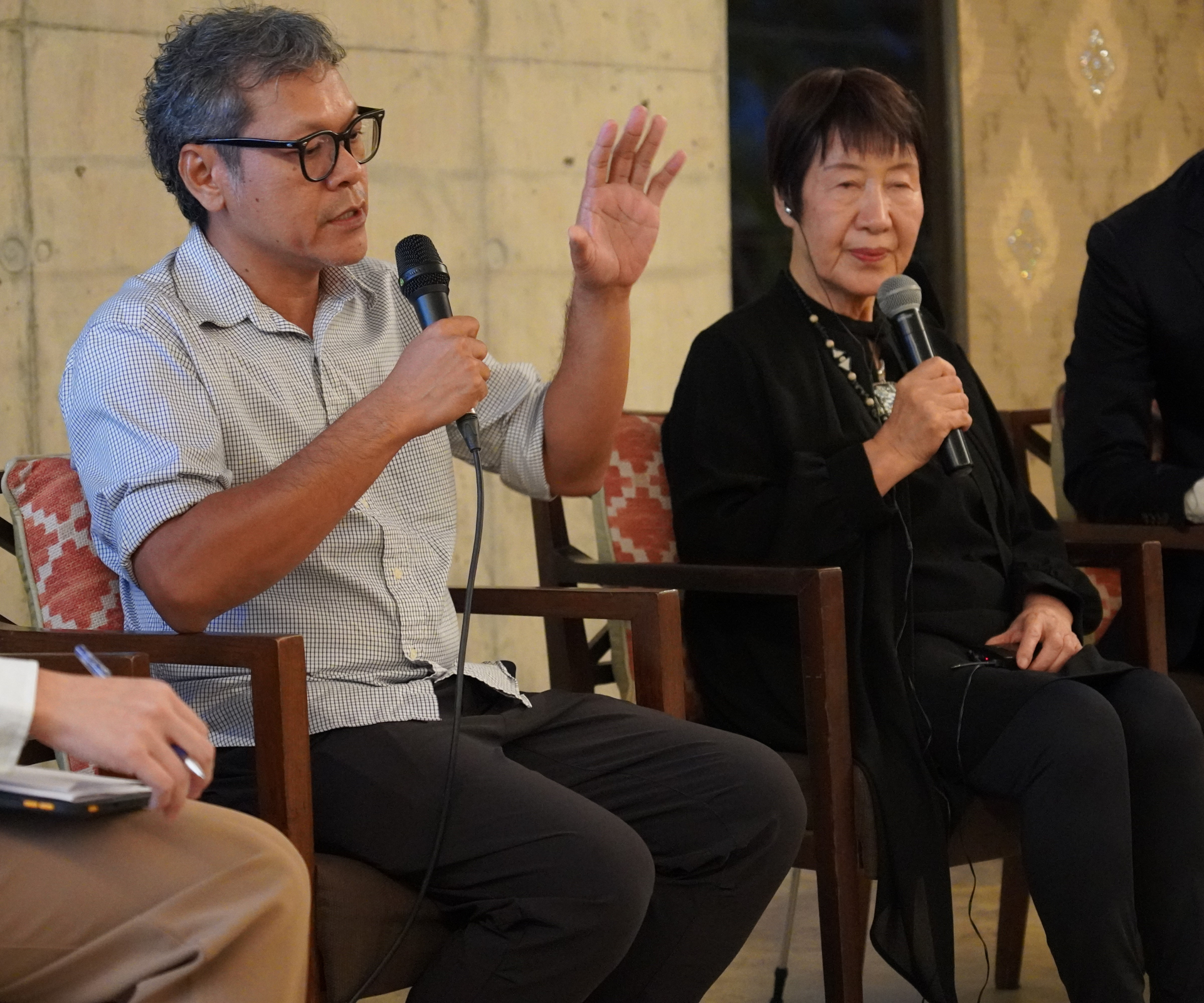 対話イベントで会場からの質問に答えるタイ人造形作家のプラチャヤ・ピントン氏と田中氏（写真左から）