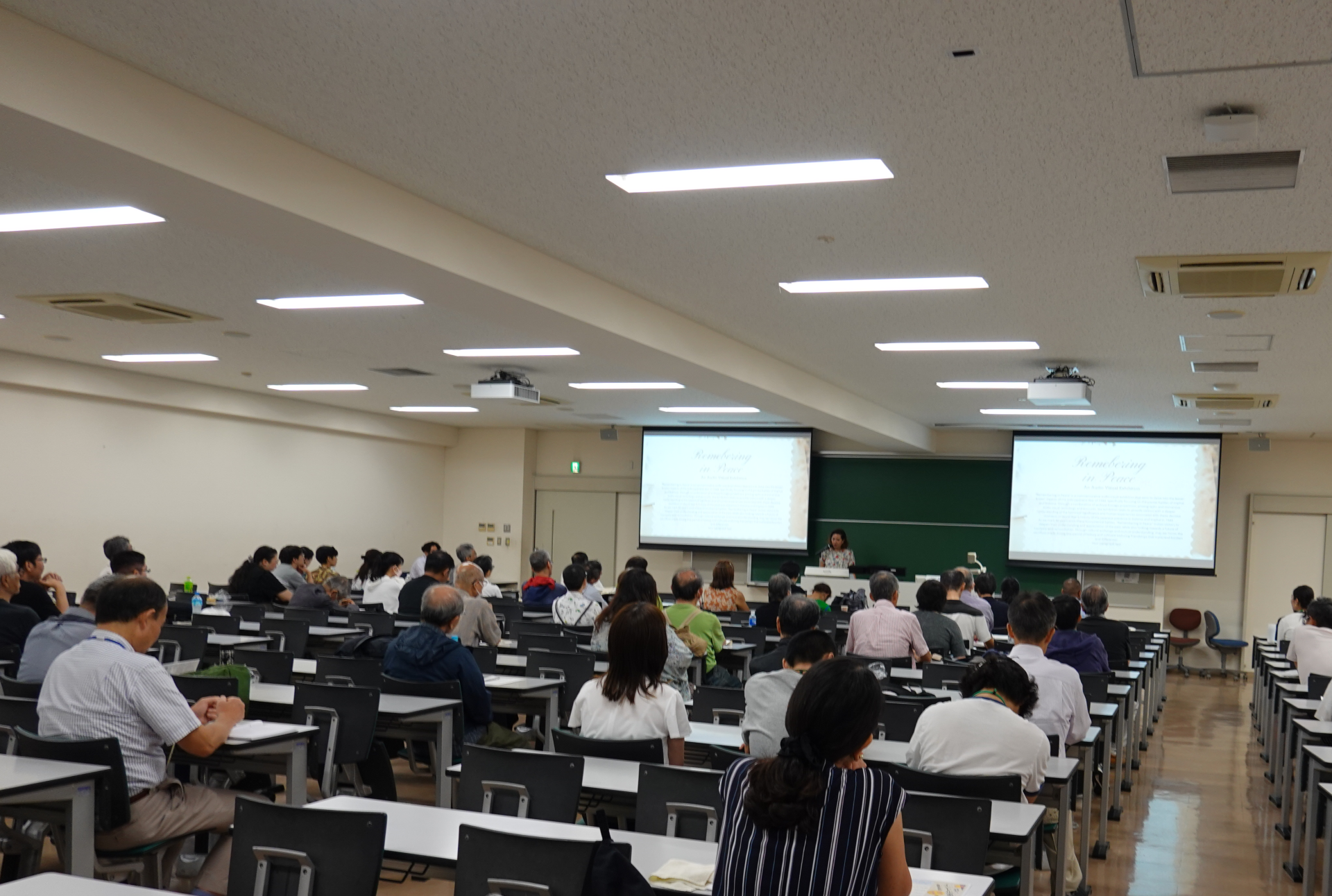 熱心に耳を傾ける参加者の様子