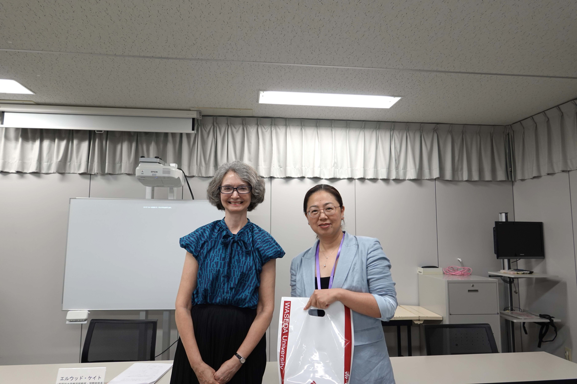 エルウッド・ケイト早稲田大学国際部長（左）と吉林省吉林大学副学長の房穎（ぼう えい）先生